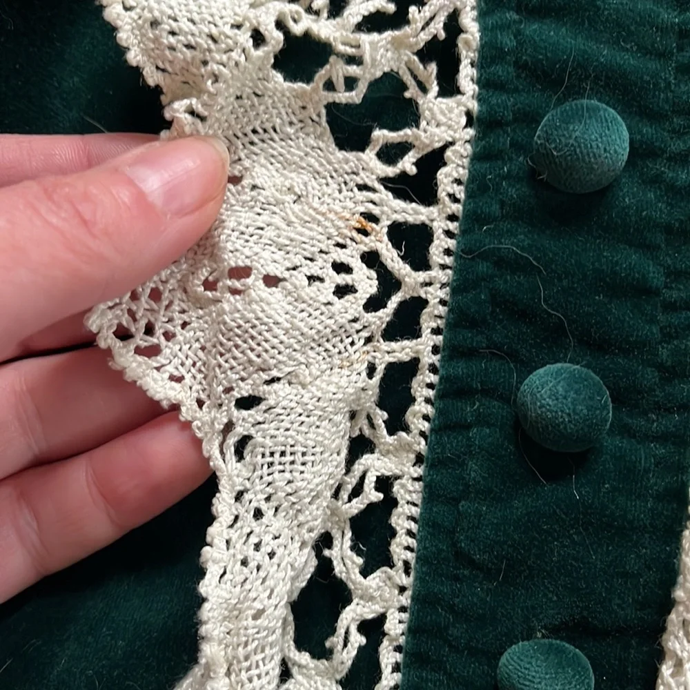 Beautiful 1960’s green velvet dress with ruffled front zipper in back. - Picture 5 of 9